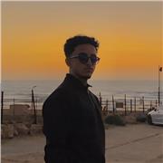 Professeur particulier donne des cours de soutien scolaire et aides aux devoirs aux étudiants de collège et primaires